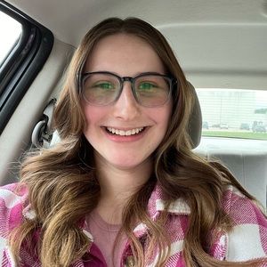 Meet your Posher, Emi